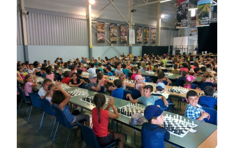 2ème jour de compétition d'échecs à Saint Gilles avec 460 élèves de  CP-CE1, CE2-CM1-CM2-6ème!
