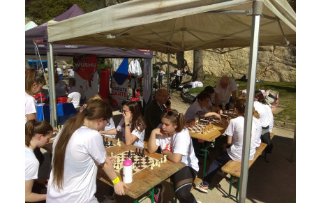 Hier aux jardins de la fontaine journée la Lycéenne organisée par UNSS avec la participation de l'échiquier nîmois, de notre président de Ligue Pierre Leblic et la championne de France Silvia Collas.